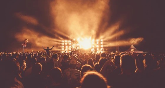 Naar een muziekfestival gaan zonder oordopjes, een slecht idee uitgelegd in 6 voorbeelden
